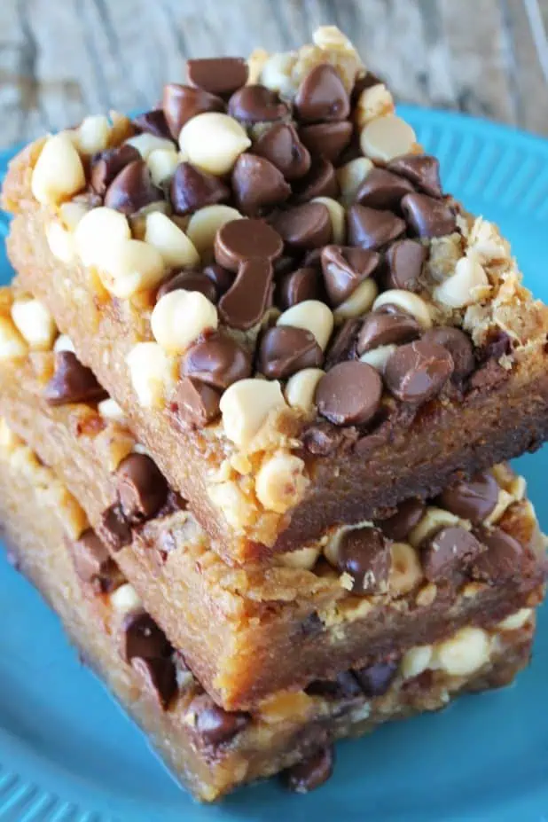 Keep the oven off with chocolate chip cookie bars made in the slow cooker! Slow cooker desserts are the best!