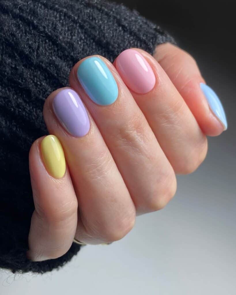 A selection of gradient nail styles such as autumn hues, black to red transitions, and blue glitter fades.