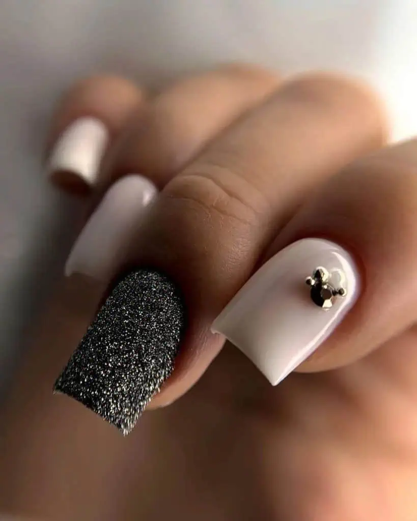 22 18 - White nail designs are a timeless trend that never goes out of style. From minimalist accents to intricate patterns, these designs offer endless possibilities for those looking to make a statement with their nails. Whether you're seeking a classic look or something more modern and bold, white nails can be both versatile and elegant.